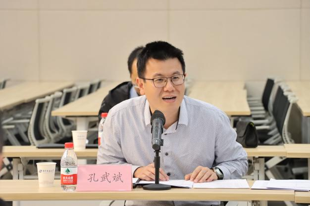 华科电气学院副院长孔武斌、方家琨主持会议.png